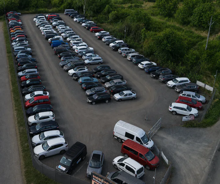 Wjazd na parking Horoměřice