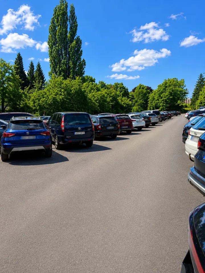 Parkovací řada u letiště Praha Ruzyně